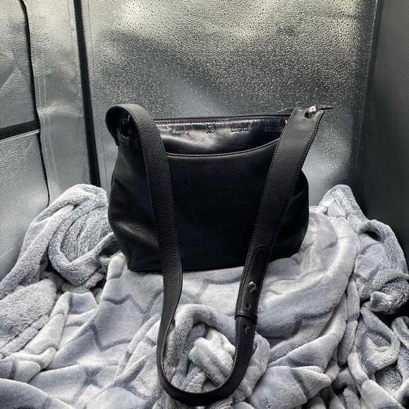 667 LOEWE Black leather shoulder bag Preowned